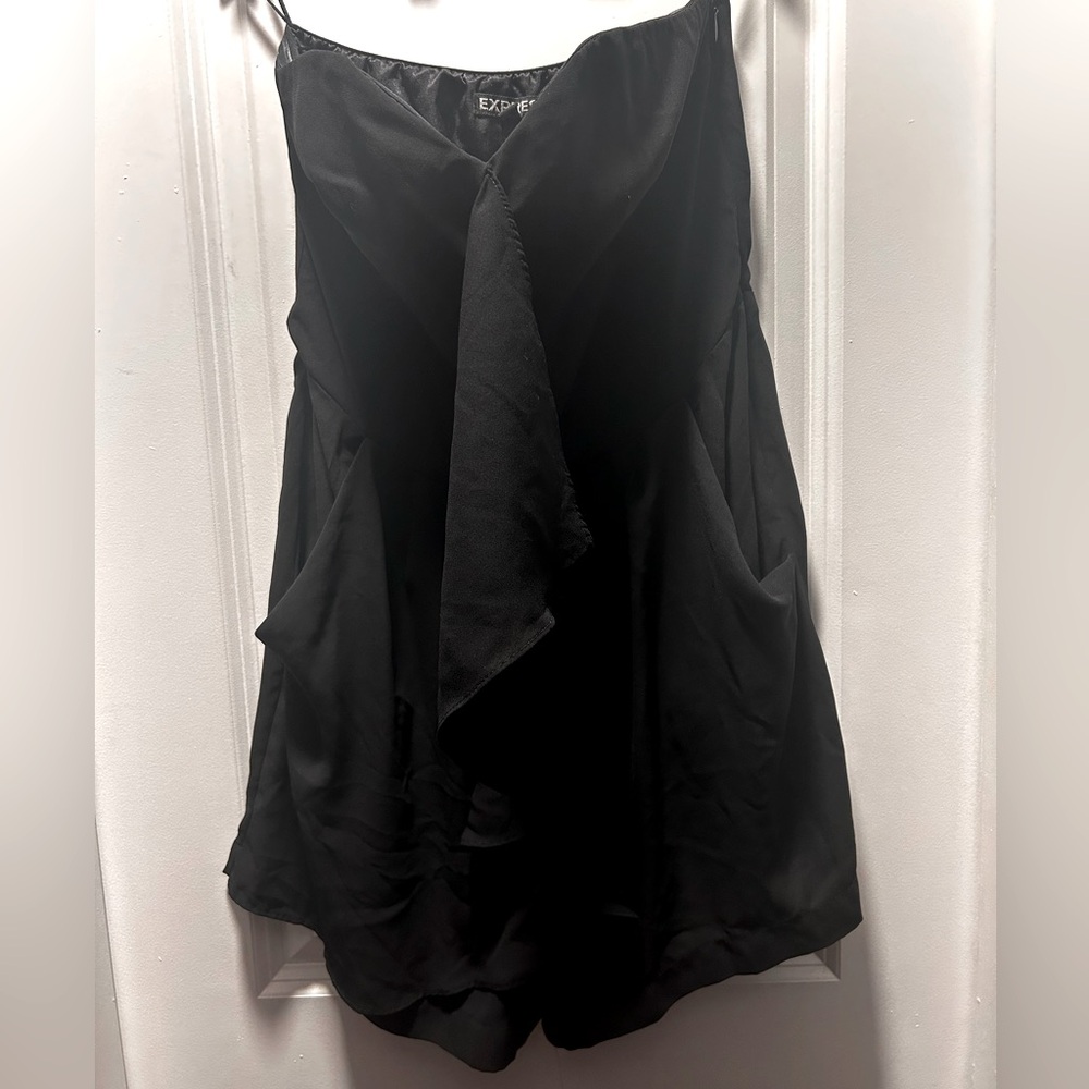 Black sleeveless romper with beautiful front ruffles and USEABLE POCKETS! Mint